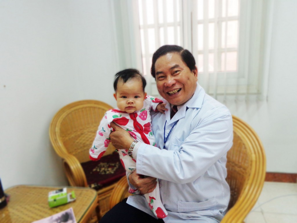 BS. Nguyễn Trọng An và trẻ được tư vấn dinh dưỡng.