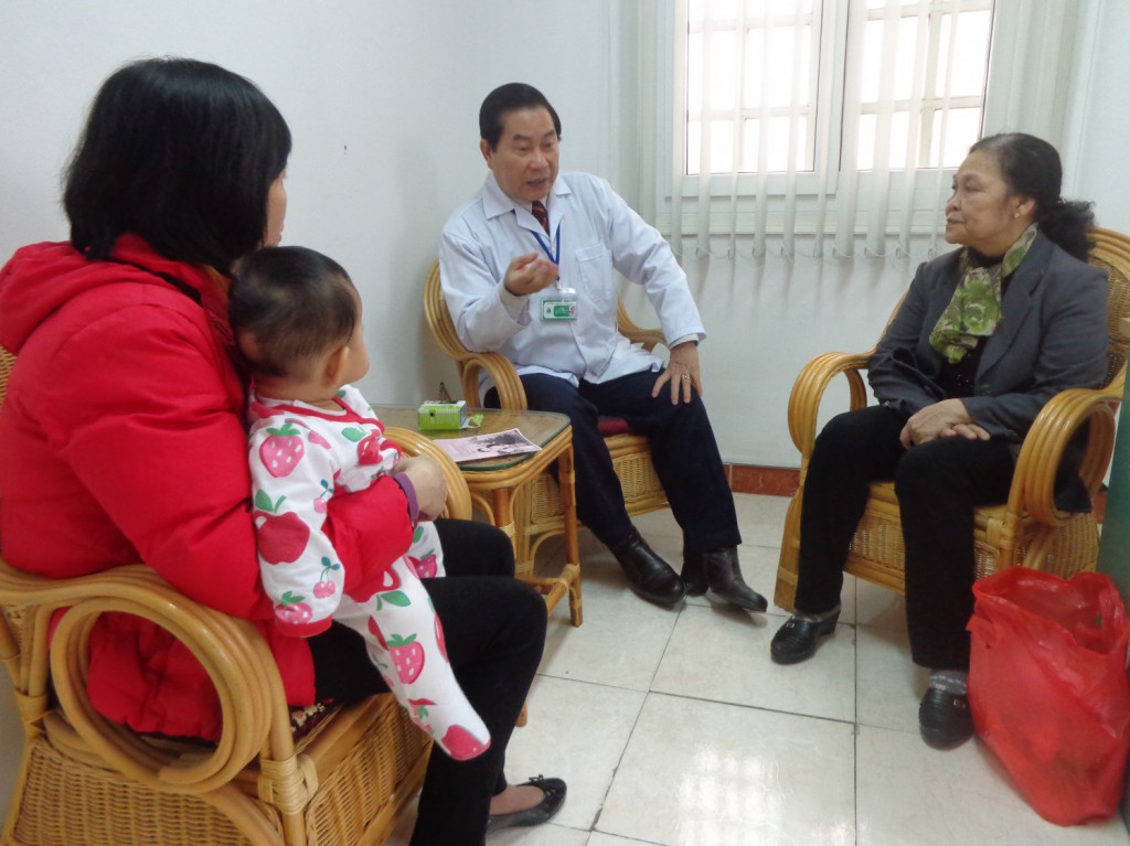 BS. Nguyễn Trọng An tư vấn dinh dưỡng cho gia đình trẻ.